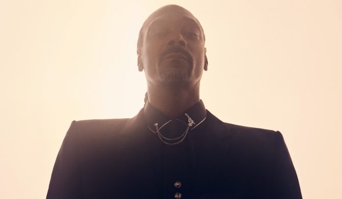 Snoop Dogg z singlem „Gorgeous” z albumu wyprodukowanego przez Dr. Dre