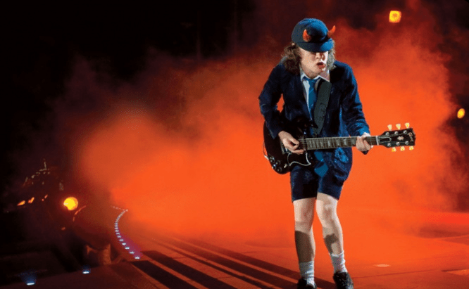 Axl Rose jednak zaśpiewa z AC/DC? Wokalista przyłapany pod salą prób zespołu