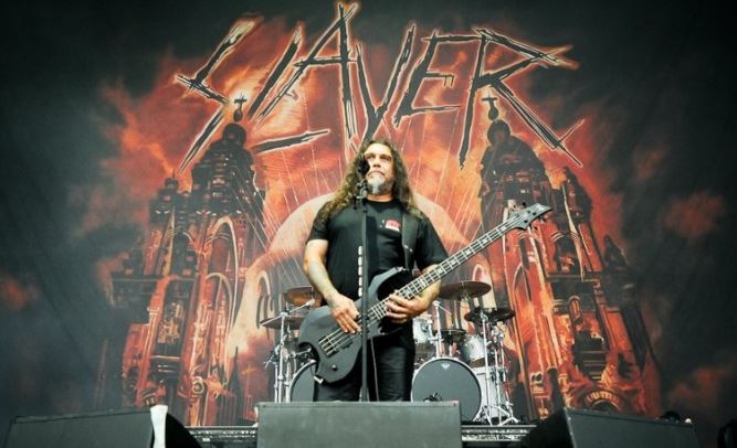 Tom Araya opluty przez fana podczas koncertu Slayera