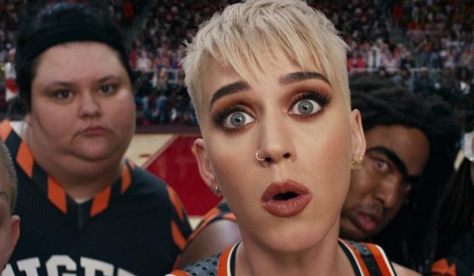 Katy Perry i Nicki Minaj na osobliwym meczu koszykówki