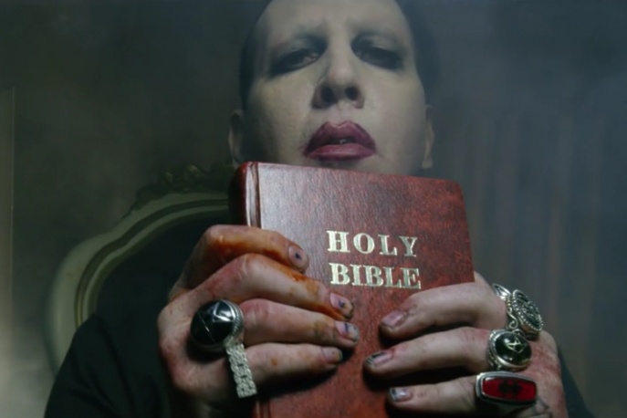 Marilyn Manson drze Biblię i… morduje Donalda Trumpa?