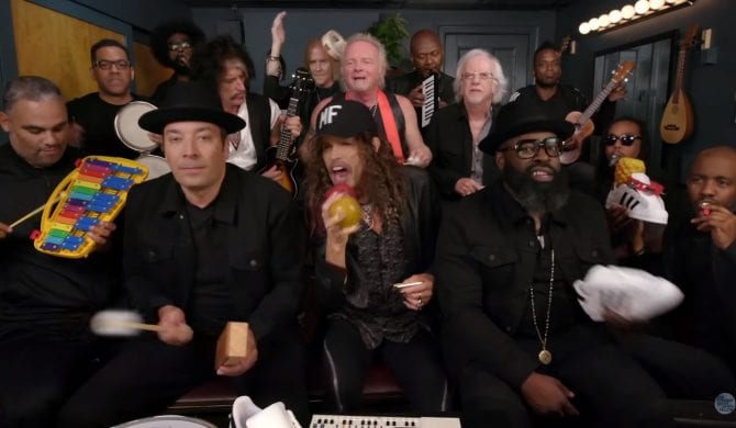 Aerosmith, The Roots i Fallon grają na małych instrumentach