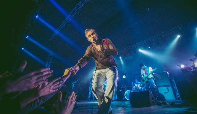 Morrissey przerwał koncert przez agresywne zachowanie fanów (wideo)