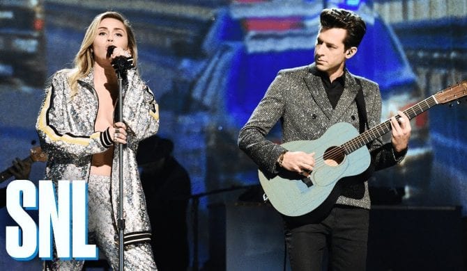 Miley Cyrus i Mark Ronson na scenie SNL