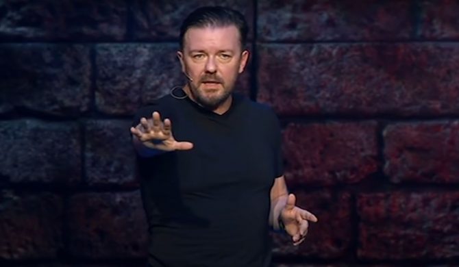 Ricky Gervais krytycznie o celebrytach śpiewających „Imagine”