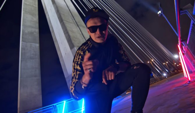 „Nie mogłem się silić na ambitne rapsy, bo nie jestem Sokół i nie jestem czarny” – wokalista Nocnego Kochanka włącza się w Hot 16 Challenge 2