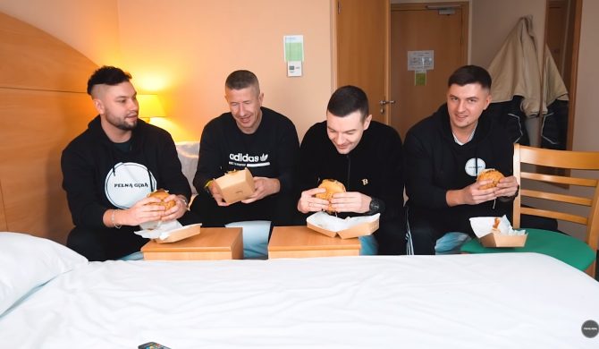 Zobacz… burger na czas challenge z udziałem DJ-a Decksa i DJ-a Taeka