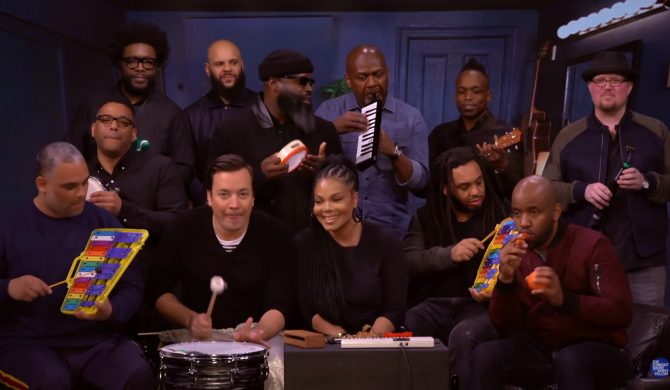 Janet Jackson, Jimmy Fallon i The Roots z klasycznym utworem zagranym na szkolnych instrumentach