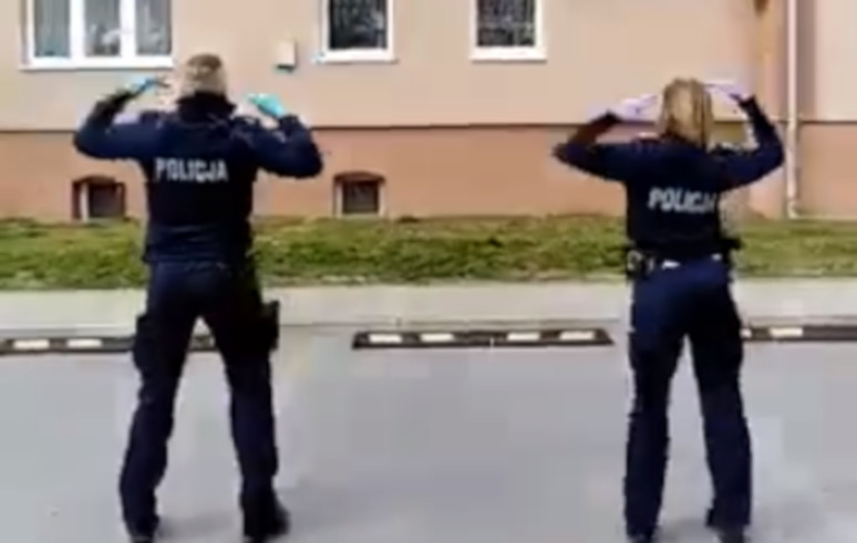 Policjanci tańczą „Y.M.C.A.” dzieciom odbywającym kwarantannę