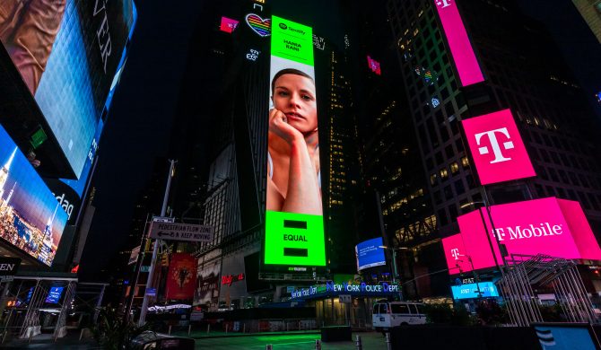 Polska artystka spogląda na nowojorczyków z reklamy na Times Square