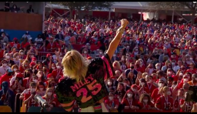 Miley Cyrus zaprosiła legendy na Super Bowl Pre-Show Performance