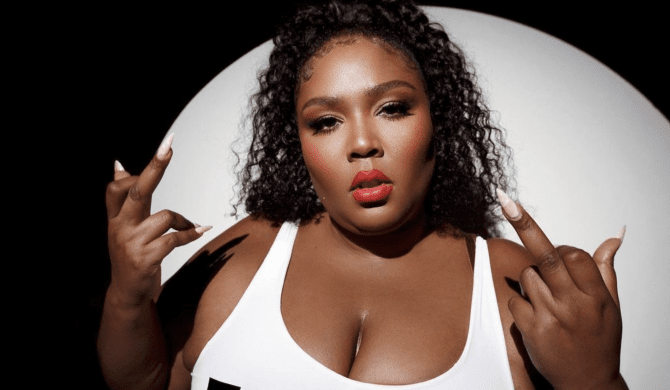 Lizzo śpiewa numer Eminema podczas świątecznego karaoke