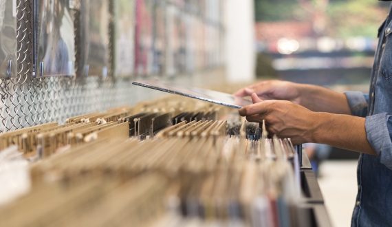 ZPAV przyznał dwie diamentowe płyty. Obie za rapowe albumy