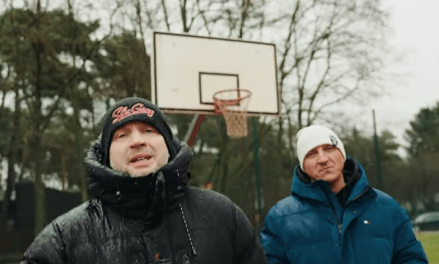 Babcia Icemana odegrała ważną rolę w historii Slums Attack. Przed śmiercią zdążyła jeszcze zagrać w jego nowym klipie