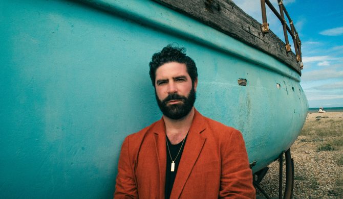 Yannis & The Yaw – frontman Foals prezentuje klip do singla „Rain Can’t Reach Us”