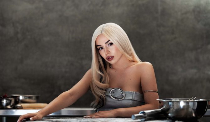 Ava Max z osobistym singlem „Spot A Fake”