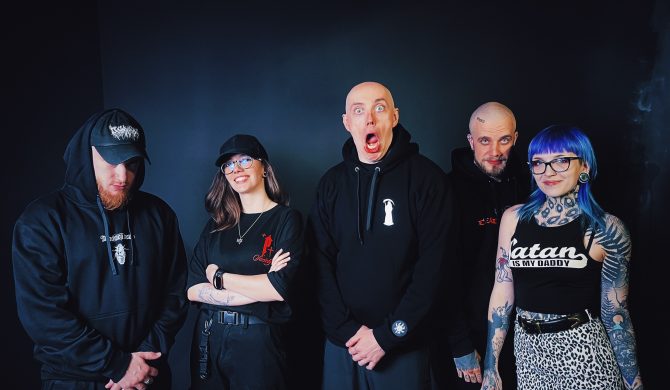 Słoń i Deadmen Crew z „Diabłami”