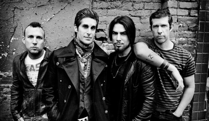 Żona wokalisty Jane’s Addiction pisze o leczeniu męża:  „Perry jest najłagodniejszą z dusz. Jesteśmy zdumieni tak samo jak wy jego fizycznym wybuchem”