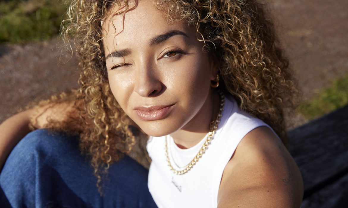 Ella Eyre prezentuje teledysk do singla „Head in the Ground”