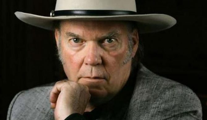 Neil Young pokazuje okładkę