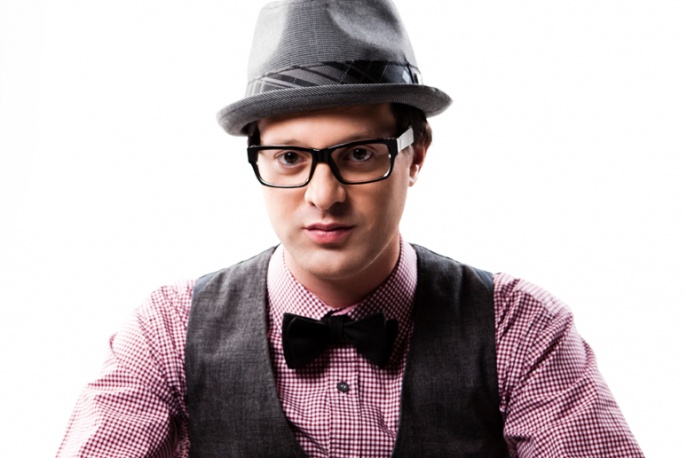 Mayer Hawthorne otoczony modelkami – video