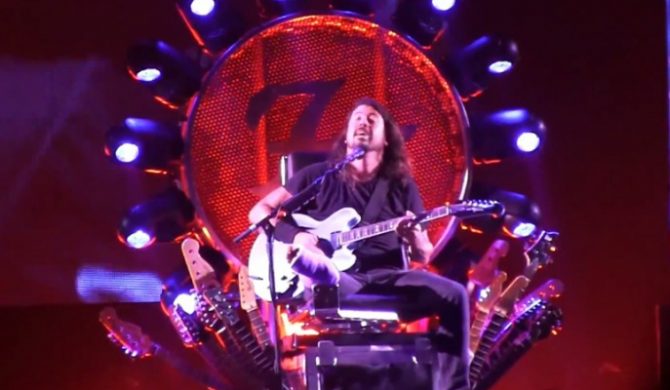 Foo Fighters wrócili na scenę. Dave Grohl wciąż nie może chodzić, więc… zasiada na tronie