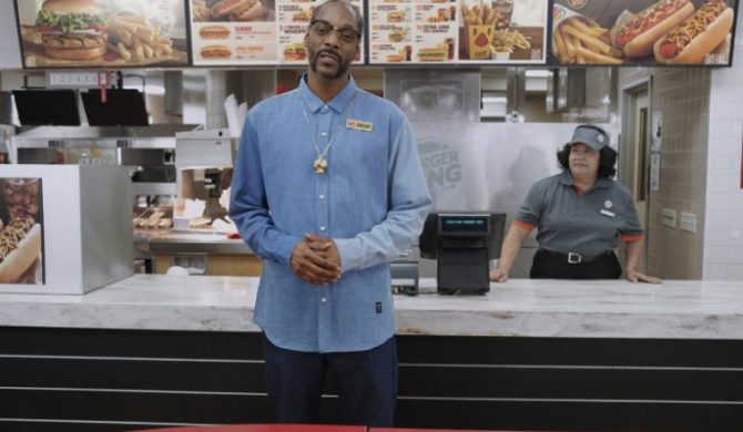 Snoop Dogg zachwala hot-dogi w nowej reklamie Burger Kinga