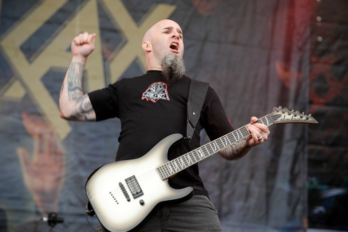 „Złapał mnie gliniarz, rzucił na maskę samochodu i skuł mi ręce na plecach” – Scott Ian wspomina włamanie na stadion Legends Field w Tampie