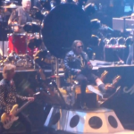 Axl Rose złamał nogę, więc występuje… siedząc na tronie Dave’a Grohla