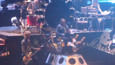 Axl Rose złamał nogę, więc występuje… siedząc na tronie Dave’a Grohla