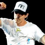 Anthony Kiedis w szpitalu na dłużej. Kolejny koncert odwołany