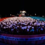 120 tysięcy trójkolorowych kartek na Przystanku Woodstock. Uczestnicy uczcili pamięć ofiar zamachu w Nicei