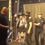 Jak wyglądają relacje Axla Rose’a i Slasha? To zakulisowe wideo dowodzi, że panowie znów są kolegami