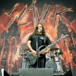 Tom Araya opluty przez fana podczas koncertu Slayera