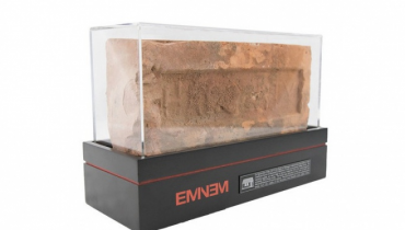Eminem sprzedaje cegły z rodzinnego domu