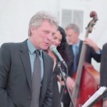 Zażenowany Jon Bon Jovi zaśpiewał „Livin’ On A Prayer” z zespołem weselnym