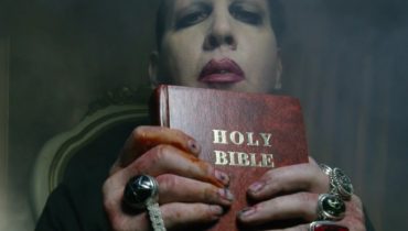 Marilyn Manson drze Biblię i… morduje Donalda Trumpa?