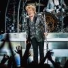Rod Stewart pokazuje fanom wygenerowanego przez AI Ozzy’ego, robiącego sobie zdjęcia z XXXTentacionem, Tiną Turner i innymi nieżyjącymi gwiazdami
