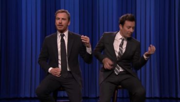 Jimmy Fallon i Michael Fassbender w pojedynku „air guitar”