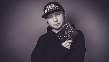 „Całe życie razem” – Deys komentuje debiut na OLiS obok Solara i Białasa