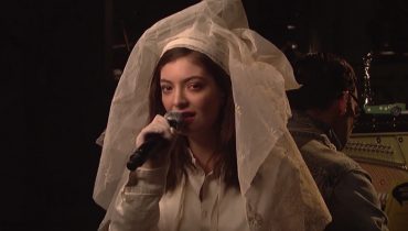 Lorde w sukni ślubnej w „Saturday Night Live”