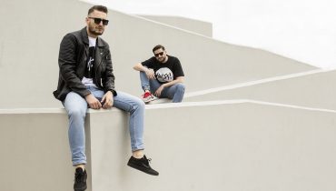 Dwa Sławy: „Wydajemy się sami. Winien tak robić każdy”