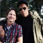 Eddie Vedder, Pharrell i inni klękają na scenie