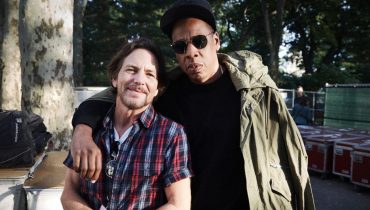 Eddie Vedder, Pharrell i inni klękają na scenie