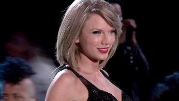 Taylor Swift unika paparazzi podróżując… w gigantycznej walizce