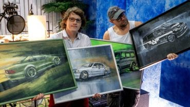 Obrazy przedstawiające samochody TDF-a na licytacji