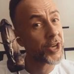 Nergal świętuje Dzień Kobiet machając rzeźbą Chrystusa na penisie
