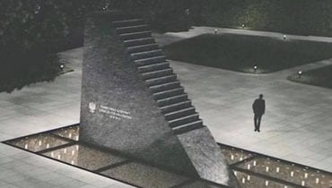 Pomnik smoleński wzorowany na okładce metalowej płyty?