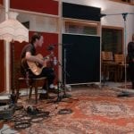 Marlon Williams w teledysku z The Pou Tiriao Singers