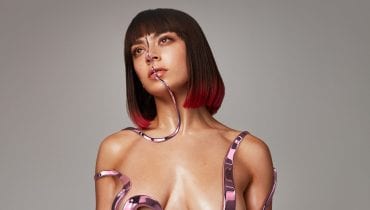 Charli XCX pyta, kto pierwszy nagra o koronawirusie. Wyzwanie przyjmuje… polski raper